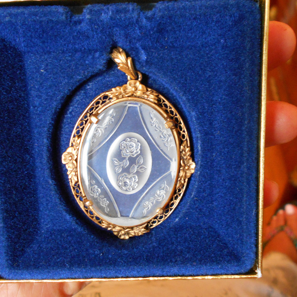 Avon Jewelry - Vintate Victorian Style Pendant
